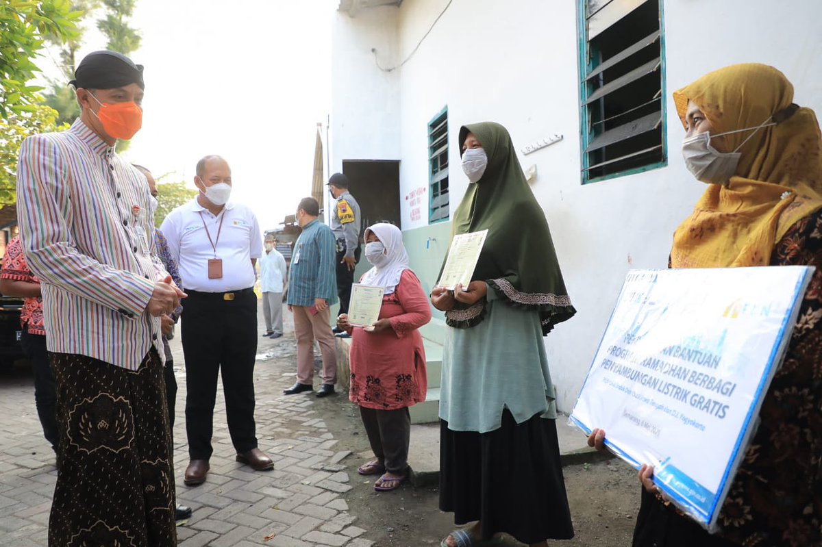 Humas Jateng (@humasjateng) on Twitter photo Mbah Katini (59), warga Bandarharjo Semarang Utara terlihat bahagia saat menjadi salah satu yang mendapat bantuan pemasangan saluran listrik gratis dari PLN.
Bantuan diberikan langsung oleh Gub <a href="/ganjarpranowo/">Ganjar Pranowo</a>. Dengan adanya listrik, masyarakat diharapkan lebih produktif. Mbah Katini (59), warga Bandarharjo Semarang Utara terlihat bahagia saat menjadi salah satu yang mendapat bantuan pemasangan saluran listrik gratis dari PLN.
Bantuan diberikan langsung oleh Gub <a href="/ganjarpranowo/">Ganjar Pranowo</a>. Dengan adanya listrik, masyarakat diharapkan lebih produktif.
