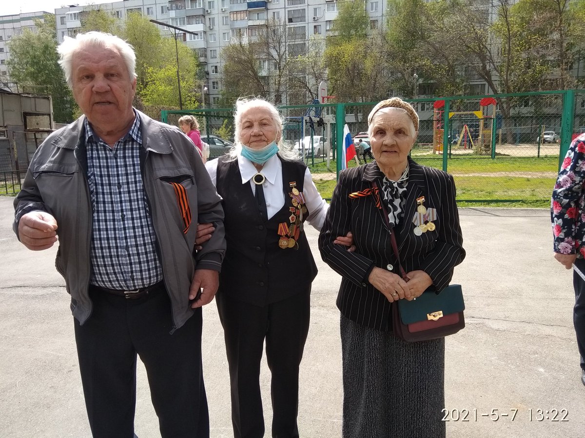 На праздничном мероприятии (на детской площ. Фадеева, 65-67) в канун дня Победы, жители 10 мкр. не только поздравили участников ВОВ, но и все присутствующие пели песни под баян и танцевали под духовой оркестр. <a href="/promadm/">Promadm.samara</a>  @Semenov_A_S