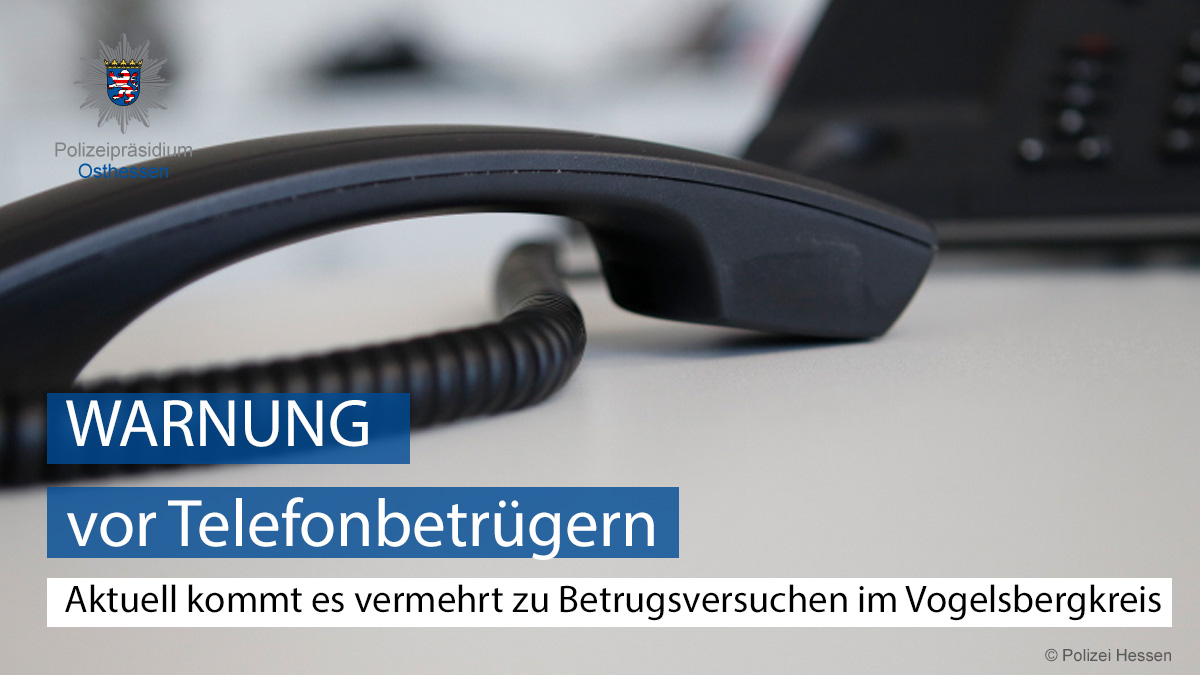 Telefonhörer neben Telefon