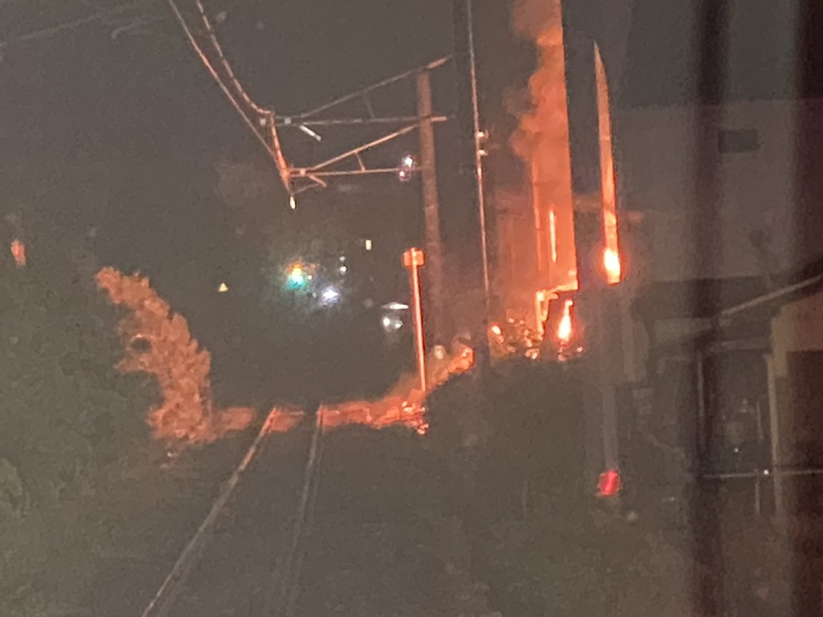 rs232c's tweet image. 電車が火事に阻まれてました