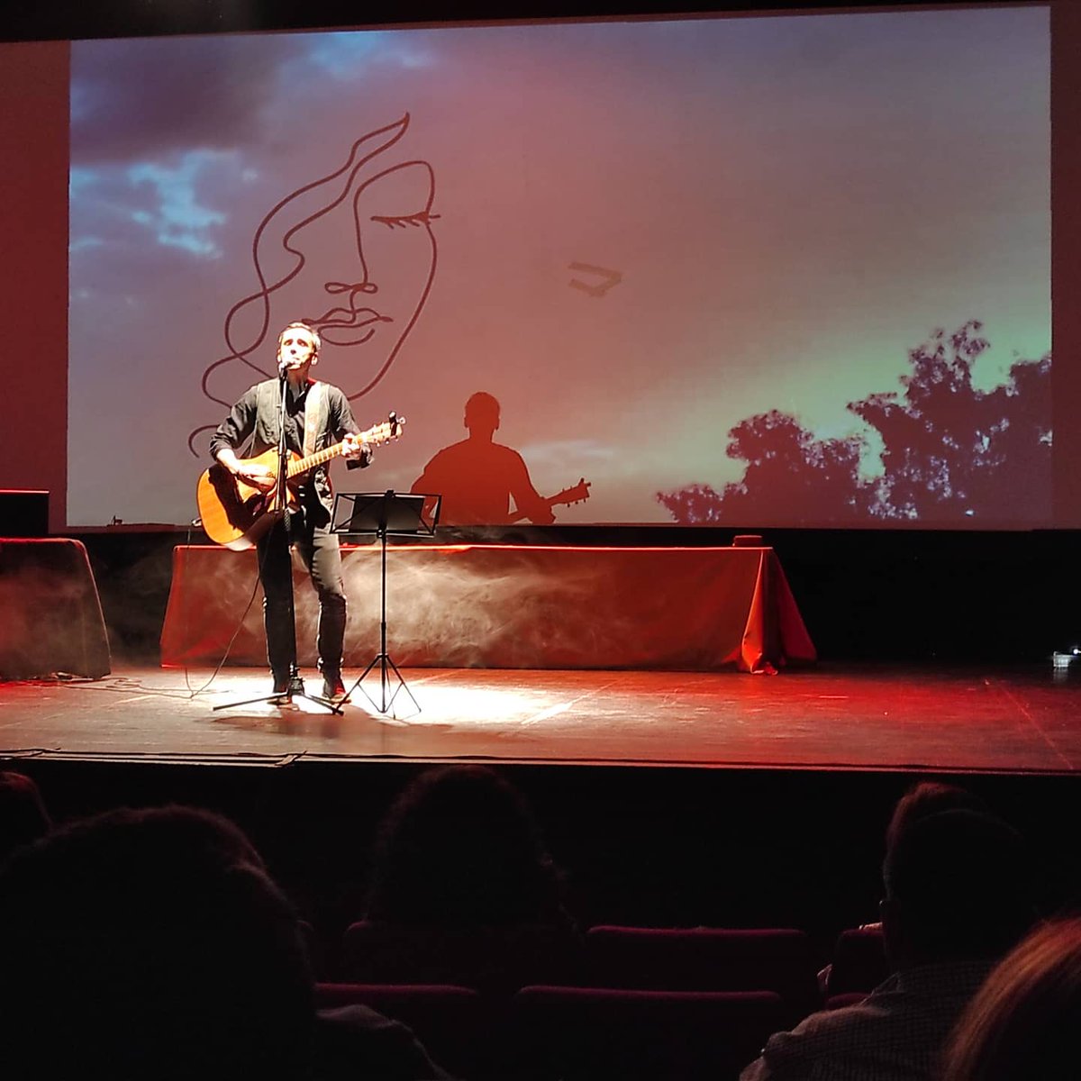 Las palabras de aliento de nuestro querido escritor #LuisLandero y la música de <a href="/pacojaenol/">Paco Jaén</a> cierran este Acto de entrega de Premios. 
Os esperamos el próximo año, no faltéis 🧡