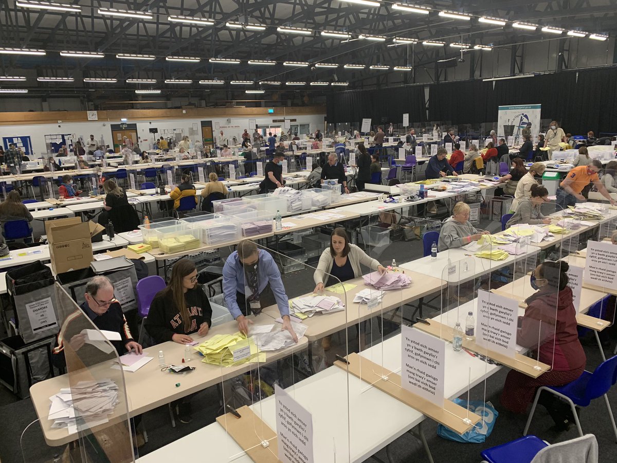 Y cyfri ar fin dechrau ym Mhen-y-bont