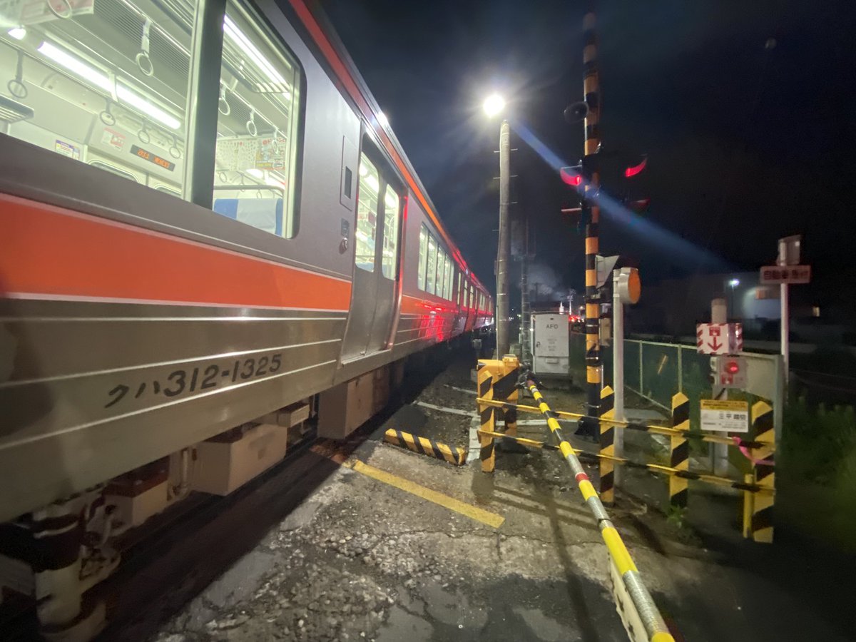 rs232c's tweet image. 電車から梯子で下車したところ。多分この位置での撮影は一生できないと思うので撮っておきました。