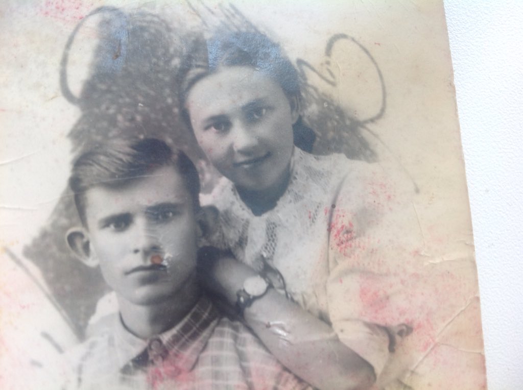 Tatiyna7's tweet photo. Мои родители, 9мая 1945г.рассказывал отец: Победа,митинг в центре села,все рванули туда, твоя мать тоже нарядилась и ускакала.  А я сижу на лавке возле дома с костылями(ранен 1942г) и слезы градом.тут подъехала его сестра на повозке,погрузила отца с костылями и отвезла на митинг https://t.co/a9q3NNKsBS