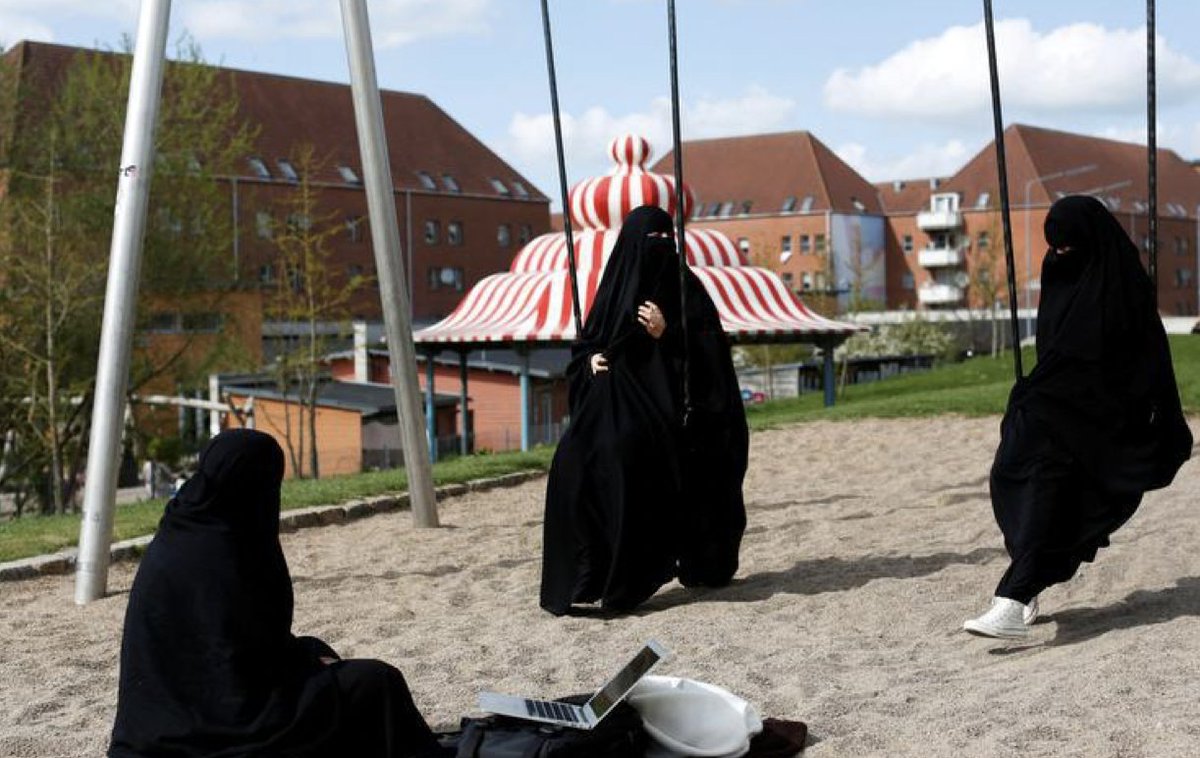 WELTAMSONNTAG's tweet image. Schweden ist historisch das Land mit der liberalsten Einwanderungspolitik. Doch seit der Flüchtlingskrise kommt der Staat bei der Integration an seine Grenzen. Jetzt folgt die Kehrtwende, schreibt @MarcOrisha diese Woche in #WELTAMSONNTAG. @welt