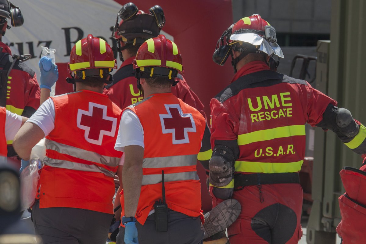 UMEgob's tweet photo. Nuestro reconococimiento en el #DiaMundialCruzRoja a todas las personas que hacen posible con su compromiso un futuro más esperanzador y en especial a los compañeros de @CRE_Emergencias 

La Sociedad para la Sociedad #CruzRoja 
#WorldRedCrossDay https://t.co/siWr4nNyOa
