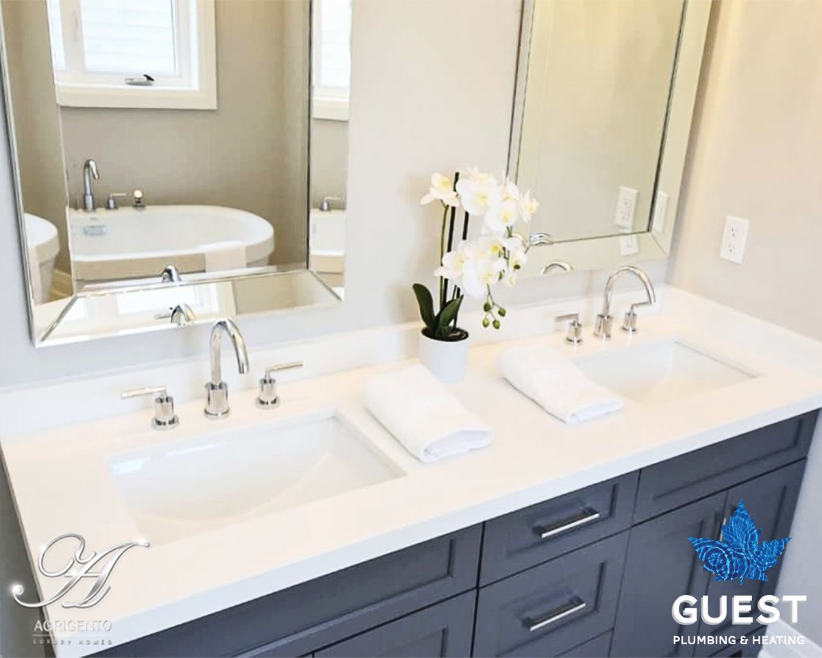 Finding our own #niches and showing them through our favourite objects such as artwork or plants and flowers is an incredible idea to make our #bathroom more customizing to ourselves. And, of course, a #doublesink receives a big thumbs up from us. #bathroomdesign #vanity #sink