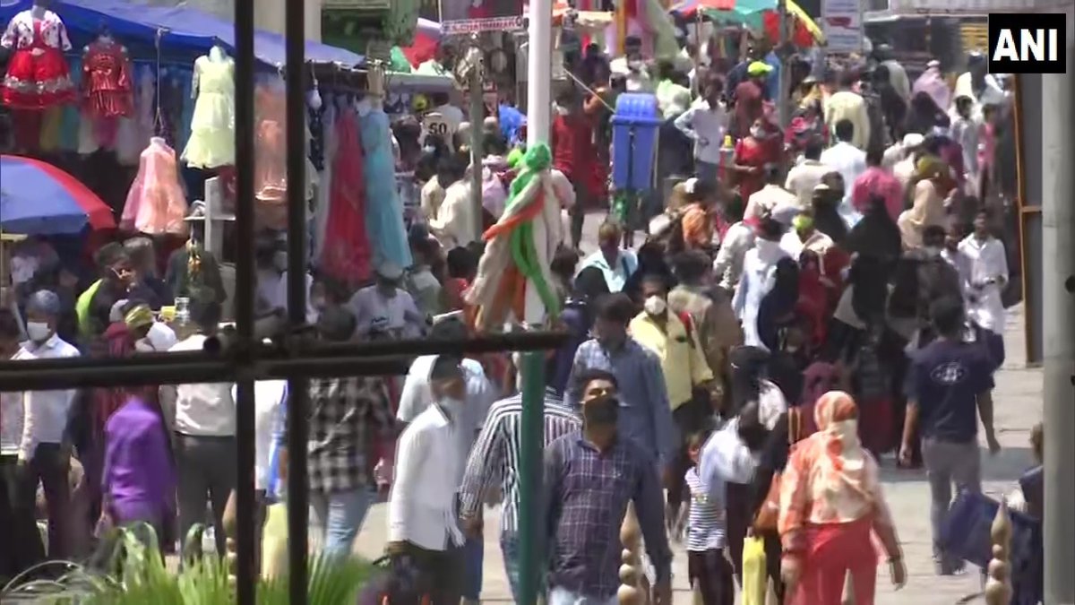 RT @ANI: Telangana: People flout social distancing norms at markets near Charminar area of Hyderabad

#COVID19 https://t.co/KIJox7LsxY