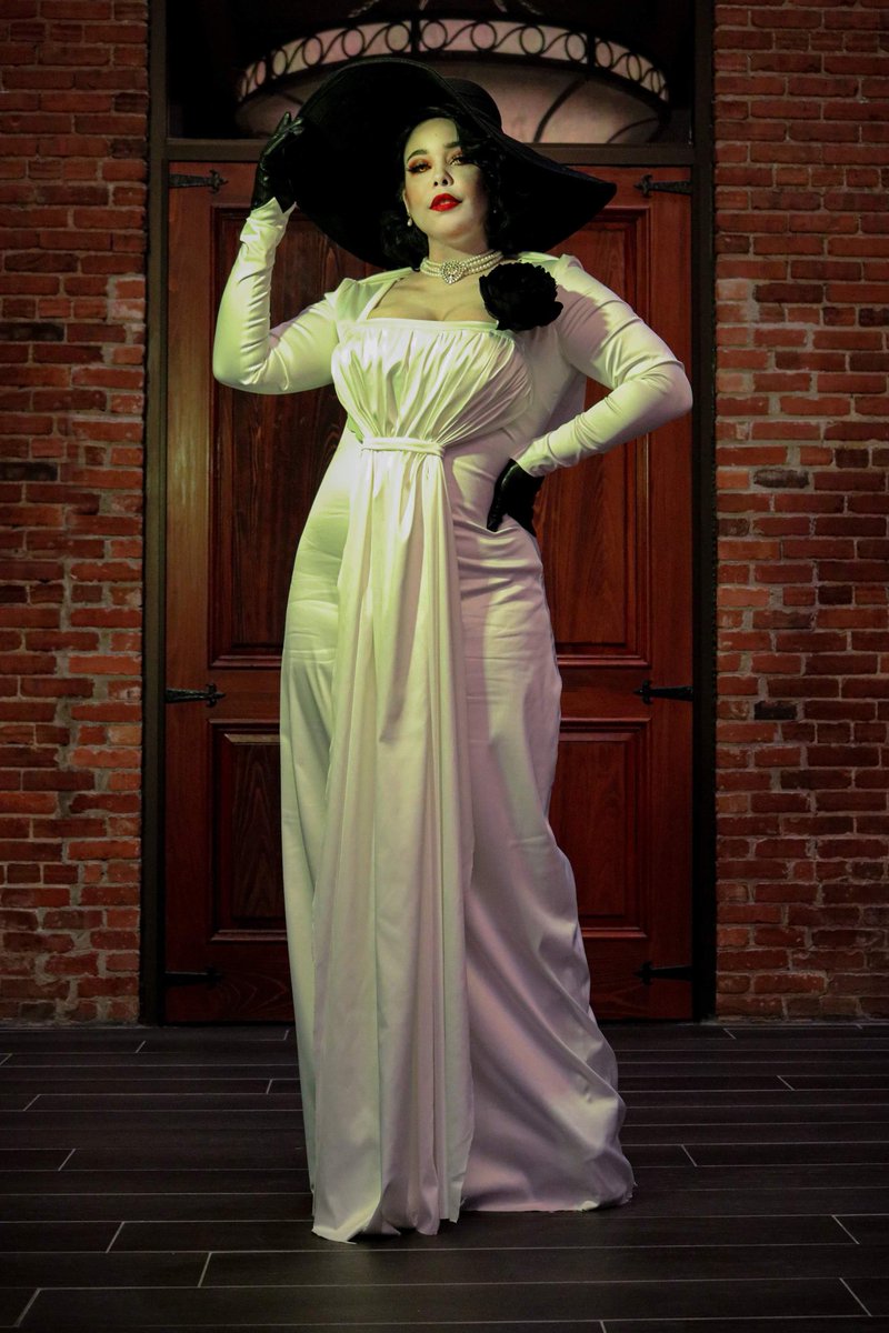 AllieCatCosplay's tweet photo. Perfect time for Twitter Un-Crop to exist.
Lady Dimitrescu from @RE_Games 
Made and Photographed by myself.

I am 7"1' Feet Tall 👀 https://t.co/PA4gsbBFD0