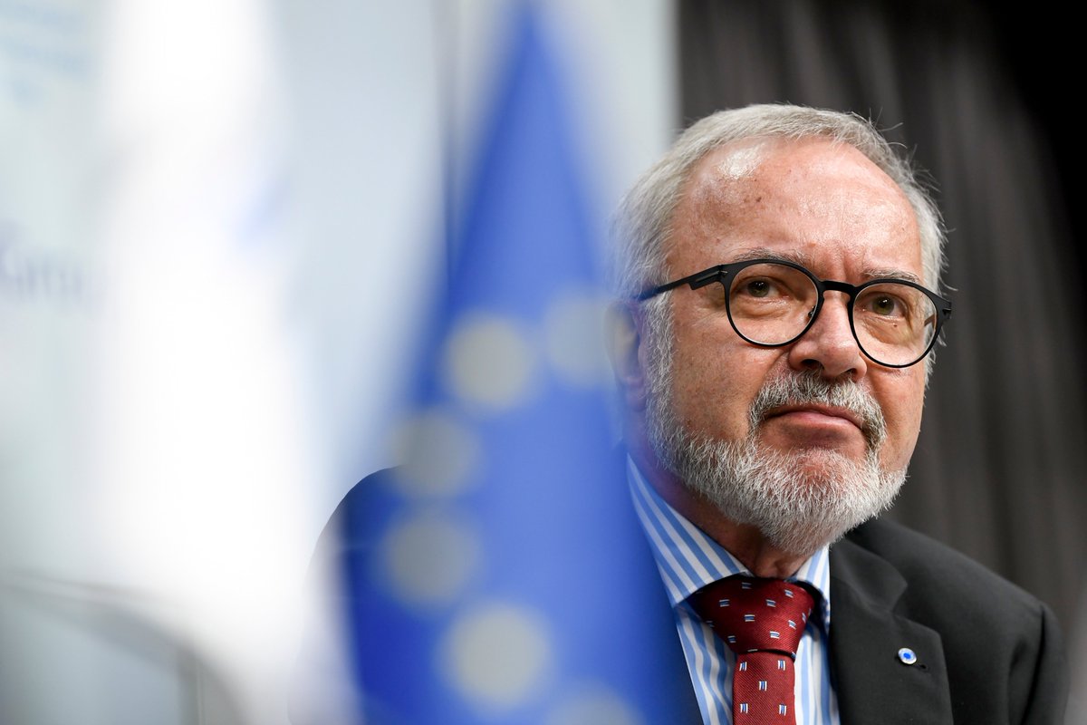 EIB's tweet image. #ComingUp at #SOU2021: President Hoyer will discuss, with @sashavakulina, about our role as the #EUclimateBank, our Climate Bank #Roadmap and its implications for our activities inside the EU. 
Follow #LIVE🔴eib.org/en/events/eib-…