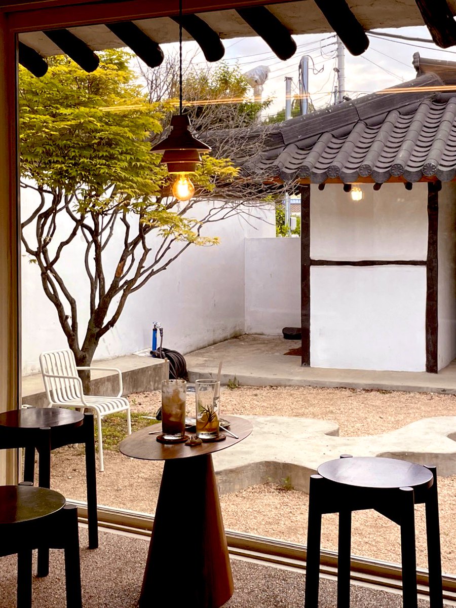 가끔은 정감있는 옛스러움을 
즐기고 싶을때 올 곳이 생겼다.
카페 사송(沙松)