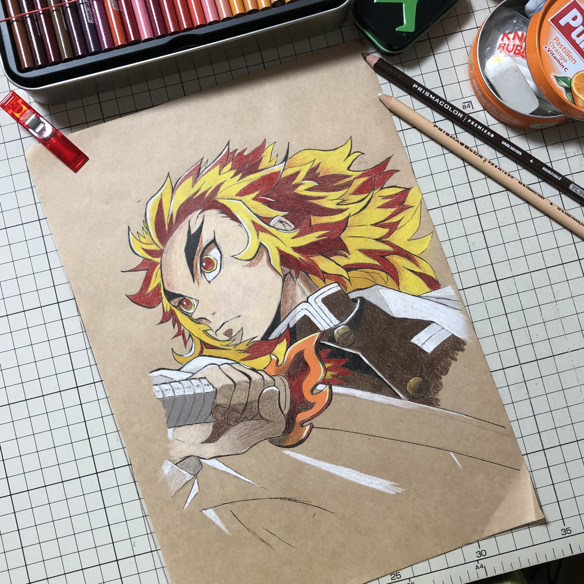 お絵かき まゆっち 途中経過 塗る範囲が広いと肘が疲れます クラフト紙なので分かりづらいけど顔の下地も塗ってます 更に分かりづらいけど肌色は2色使ってます 今日はここまで 続きはまた明日 煉獄さん 鬼滅の刃ファンアート 色鉛筆画