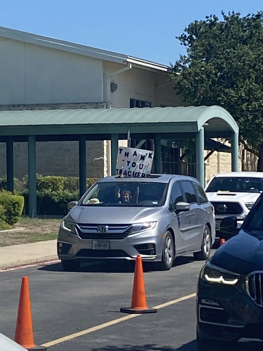 A sweet parent thanked our Highland Forest teachers in a special way during pick up yesterday! We are so very appreciative of all the hard work our teachers put in every day to see to the success of ALL of students! #hfsoars #ecproud #ecisdtweets