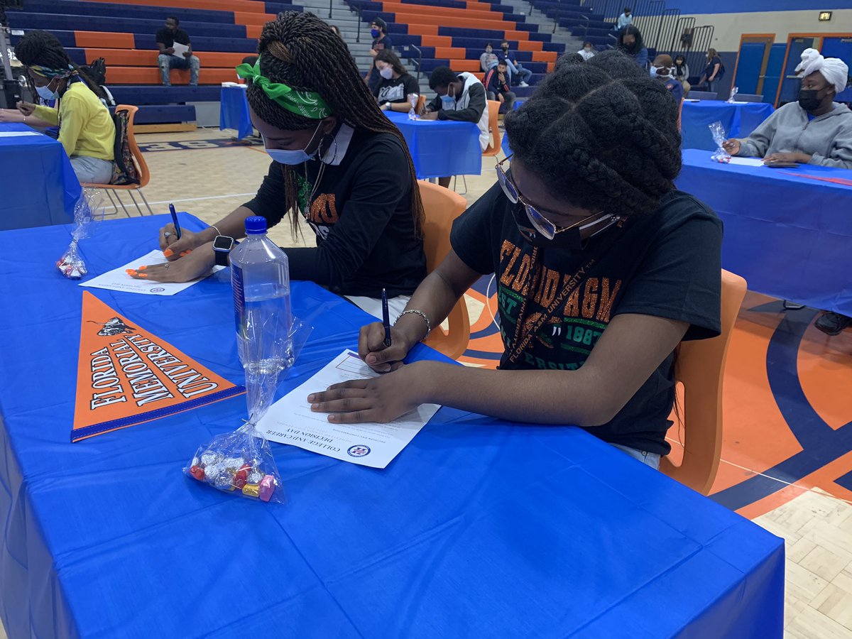 MrPenaIII's tweet photo. @HomesteadSHS 
#GoBroncos #scholarshipsigningday https://t.co/6Q0zF2pe2h