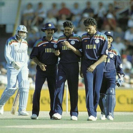 "Evolution of Indian Team's Jersey over the years "A Thread 1) In 1992In 1992 World Cup the Indian team wore a jery with the team name in the front and the player's name on the back.