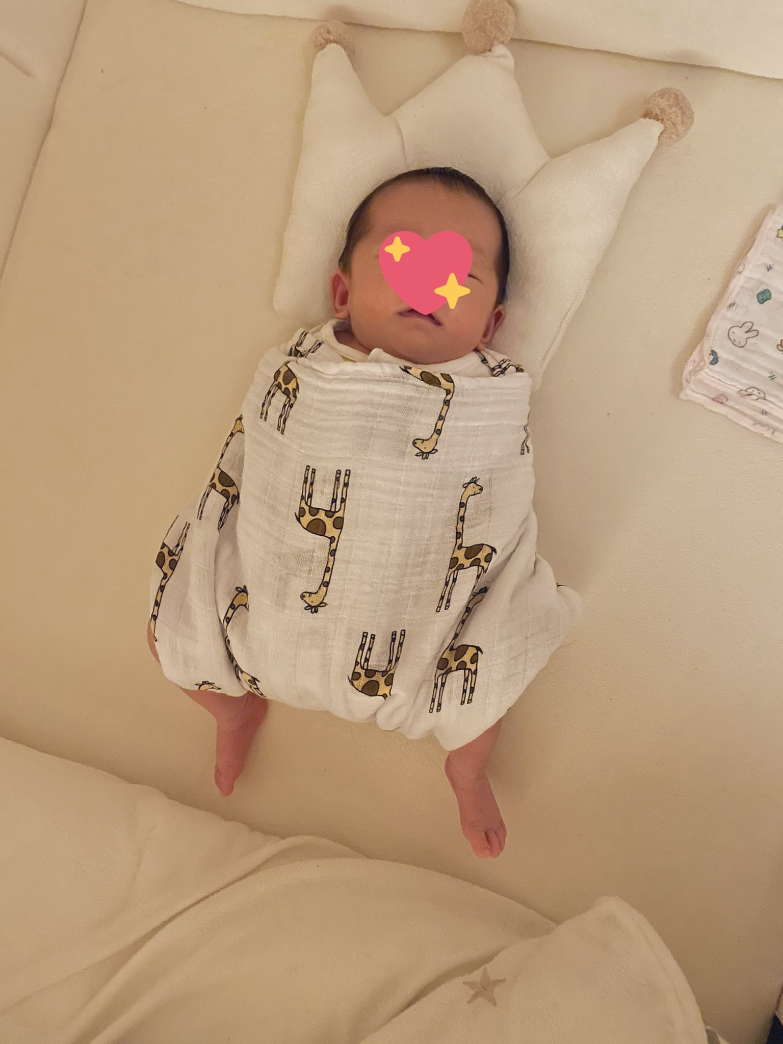 今日も偉いどらちゃん 8m マジでこのおくるみの巻き方スヤスヤ寝てくれるから最高やわ T Co Yulgutp1ri Twitter