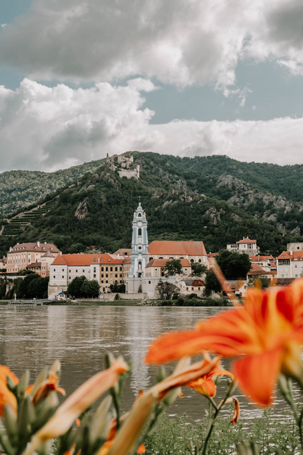 ACFWashington's tweet image. Fridays are for phrases! If your friend is getting carried away and exaggerating you can tell them to “leave the church in the village” and bring them back down to earth.

#DieKircheImDorfLassen#acfdc#tellitinaustrian
Photo @ 1000things.at
@AustriainUSA