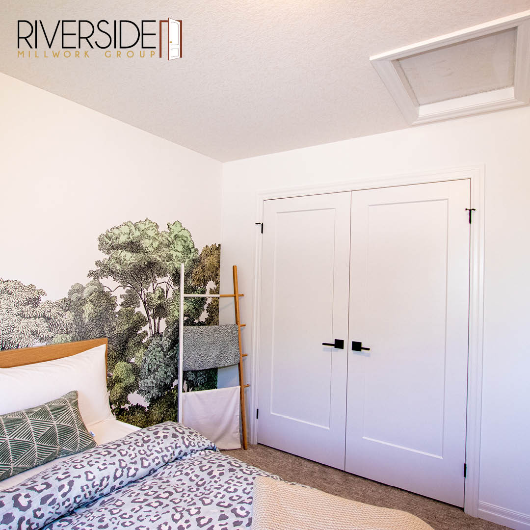 This kids bedroom is INSPIRATION! 🦄🌳🌲👶Check out these one panel doors with iron black hardware! 🖤🚪

#riversidemillworkgroup #kidsroom #kidsroominspiration #door #doors #casing #millwork #trim
