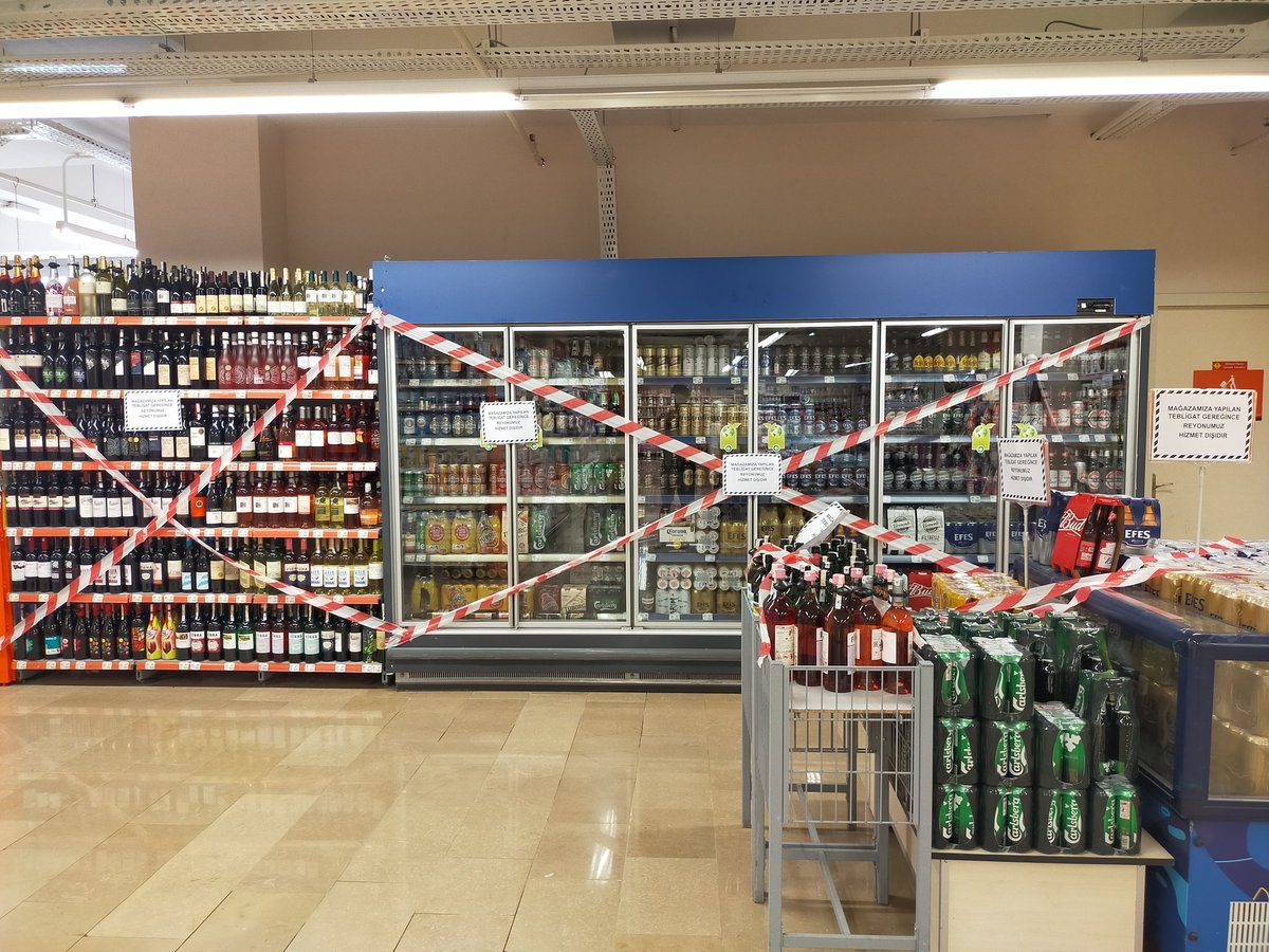 トルコでは今日から10日間、最低生活用品以外は販売禁止になったっぽい。近くのスーパーではこんな感じでした。食料品とかは普通に売ってます。お酒は禁止。
まあ今は別に生活用品しか買わないからいいんですが、この販売禁止によって何かしらの良い効果が出るといいですね。