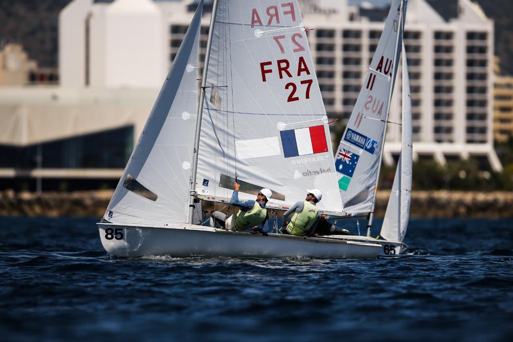 FFVoile's tweet photo. Ouf, ils ont joué avec nos nerfs avec une 9e place sur la Medal Race mais Kévin Peponnet et Jérémie Mion 🇫🇷 sont bien Champions d’Europe 2021 en 470 🏆! Quelle semaine pour nos Bleus. 💪🏻 #AmbitionJapon #FRAsailing https://t.co/OeLxhd7DGg