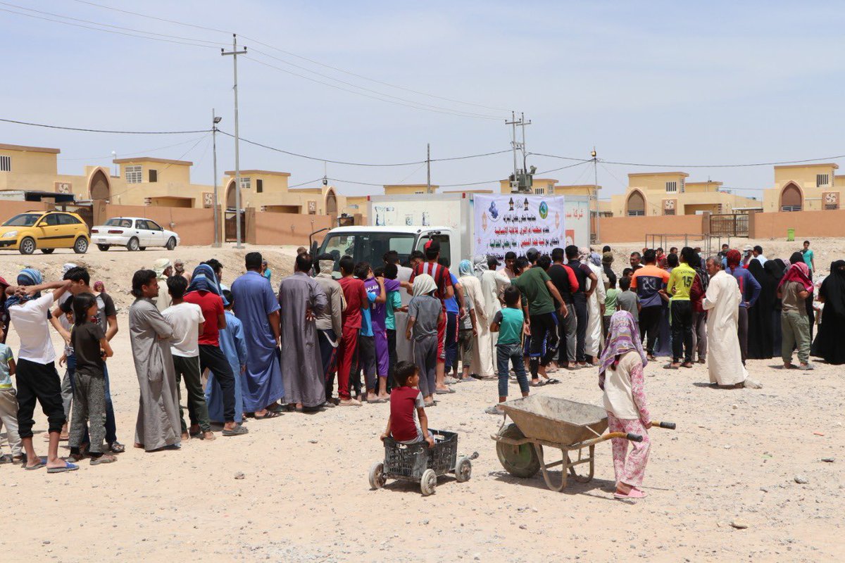 umulqurarelief's tweet image. ضمن حملات شهر #رمضان المبارك قدمت #منظمة_ام_القرى للإغاثة الإنسانية بالتعاون مع القسم الإغاثي في #هيئة_علماء_المسلمين (220) سلة غذائية رمضانية إلى عائلات #جرف_الصخر النازحة في مخيمات منطقة الحبانية قرب المدينة السياحية في محافظة #الأنبار.