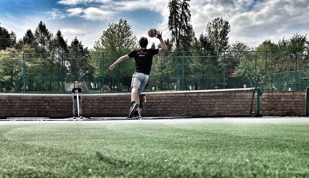 MASHPhysEd's tweet image. Skills on point. #nitroball #mashteach 🔥🏐🏐🏐🔥