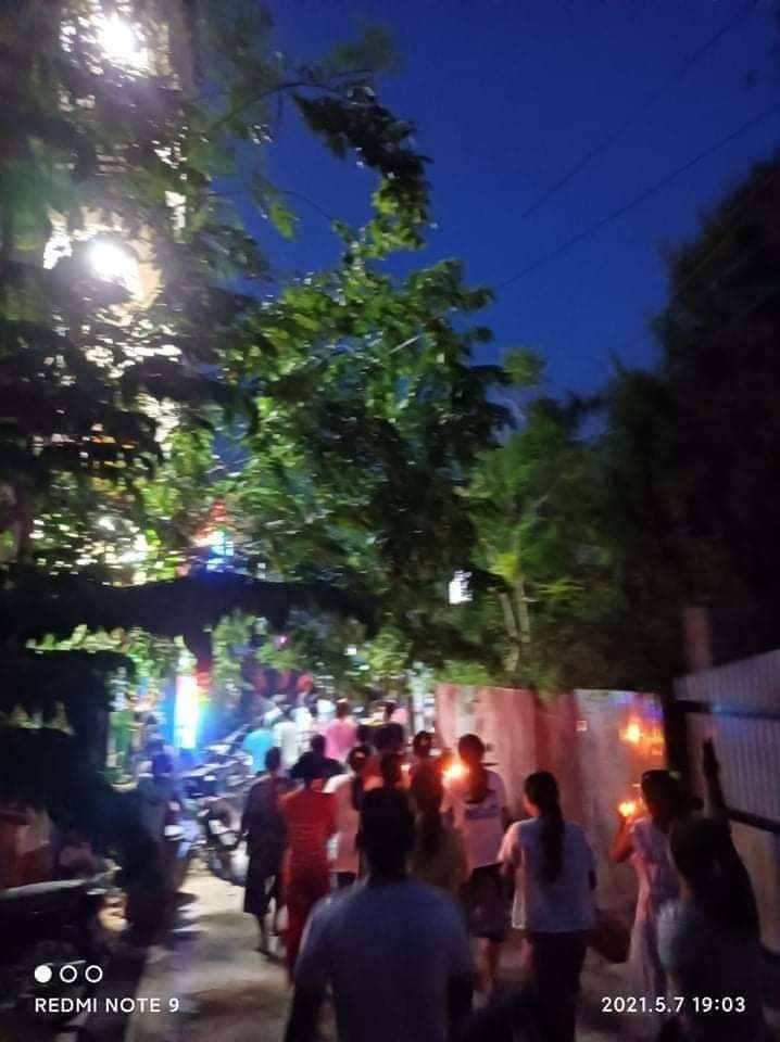 LayThitsarAung1's tweet photo. Civilians are marching on the streets in Chan Mya Thar Si Tsp, Mandalay as a night protest against Military Coup on May 7. 

#May7Coup
#WhatsHappeningInMyanmar https://t.co/kINxQLjpTV