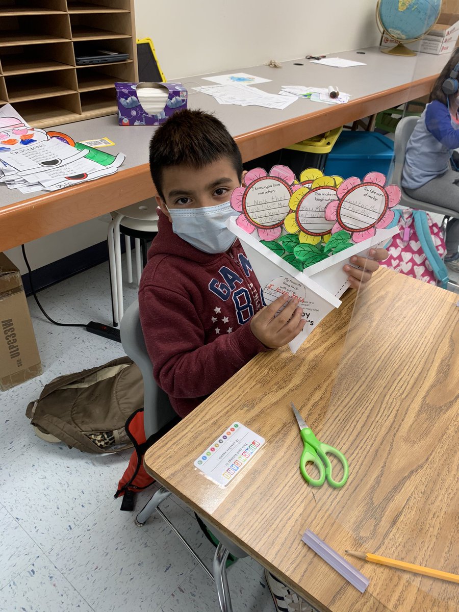 mszhangsclass's tweet photo. Making bouquets for Mother’s Day! Each flower says something special about our moms! @Dr_Mihalik @SugarlandES https://t.co/C62JsnnHE8
