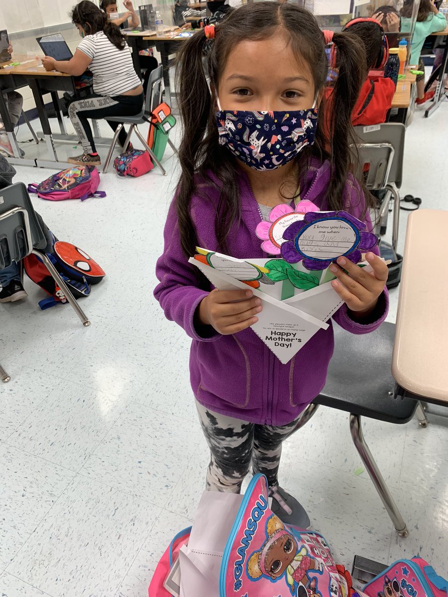 mszhangsclass's tweet photo. Making bouquets for Mother’s Day! Each flower says something special about our moms! @Dr_Mihalik @SugarlandES https://t.co/C62JsnnHE8