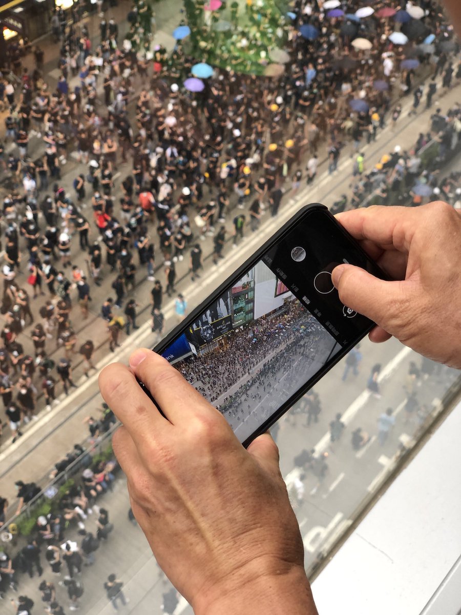 En el 2019, los habitantes de Hong Kong salieron a protestar por una Ley de Extradición que vulneraba su autonomía. 

En este hilo les voy a hablar de las tácticas, la innovación, el uso de tecnología y descentralización de esas marchas que asombraron a todo el mundo.

🔽