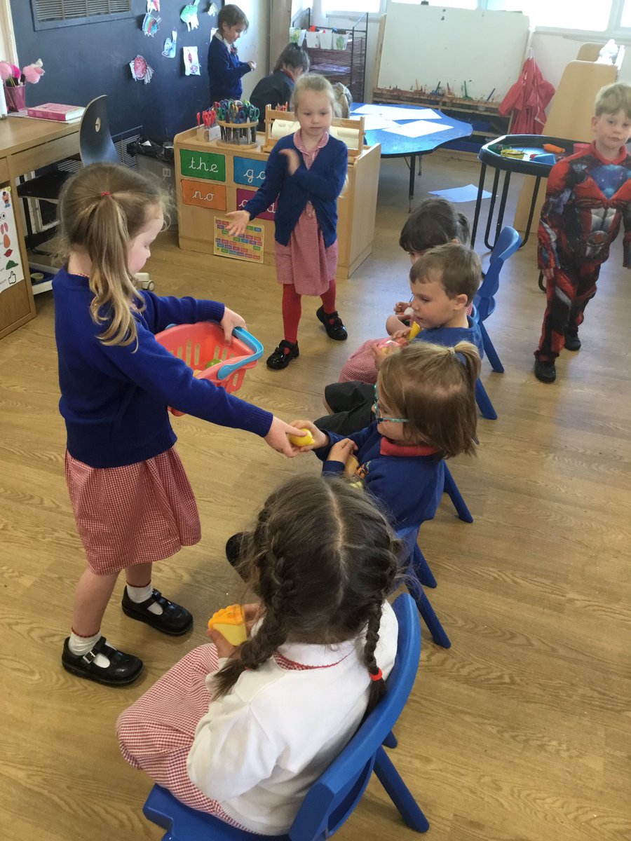 RedgateEY's tweet photo. Magic Maths with @MissPrimORRy 🔢 #numberbondsto10 #countingsets #equalsharing https://t.co/6CsnAIAmFz