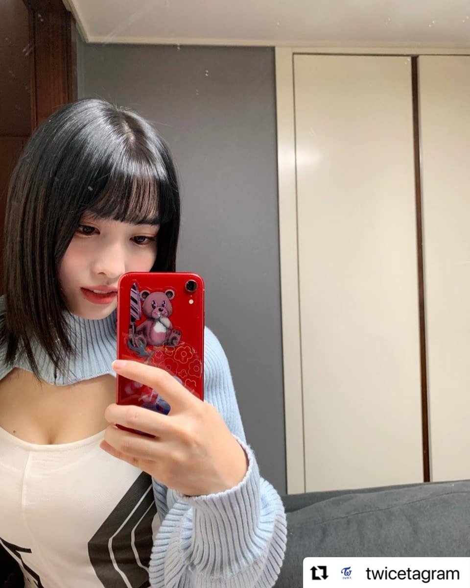 ট ইট র Odiodi Twice モモ が新しくインスタグラムに投稿した写真の中に映るスマホ そのケースに日本の超人気インフルエンサー Kemio さんのオリジナルグッズのステッカーが Kemioさん自身 大のk Popファンとして有名ですがご本人もsnsで喜びを爆発