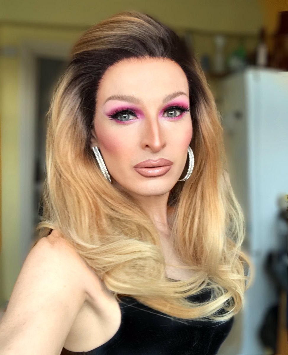 veronicaqween's tweet image. I LOVE daytime drag! Being able to wear a full face of makeup, while simultaneously having people think I’m not wearing enough is my FAVORITE type of drag. #lessismore Also obsessed with these brows thanks to @THEVIVIENNEUK #newbrows