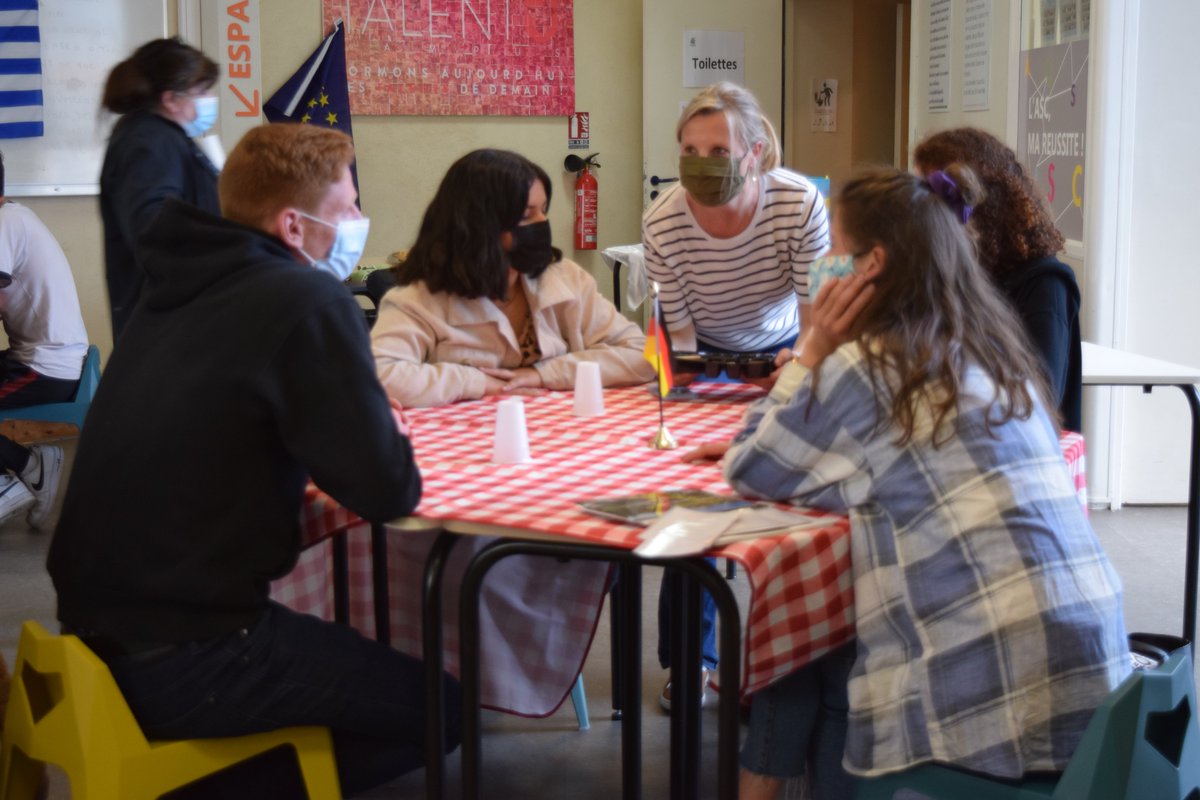 EnsembleASC's tweet image. un café linguistique pour les #BTS cet après midi à #ASC #bordeaux avec les ambassadeurs de #ErasmusPlus afin de fêter #JournéeDeLeurope du 9 mai @MarieSpiteri