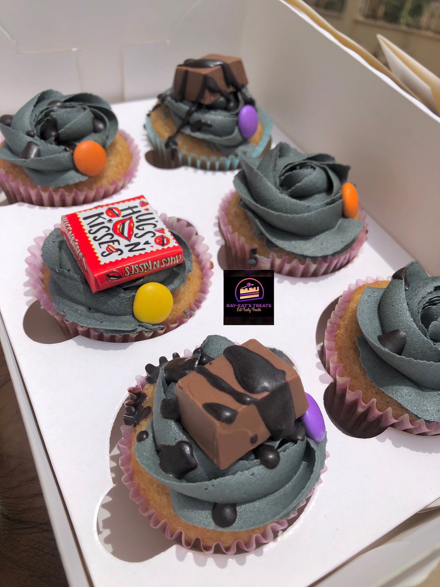Box of 6 Vanilla Cupcakes With Buttercream Frosting😋😋

#rayeatstreats #eattastytreats #cupcakes #cupcakesinjos #cupcakesinrayfield #joscakes #josbaker #buttercreamfrosting #toppings #chocolatedrop🍫 #yummycakes