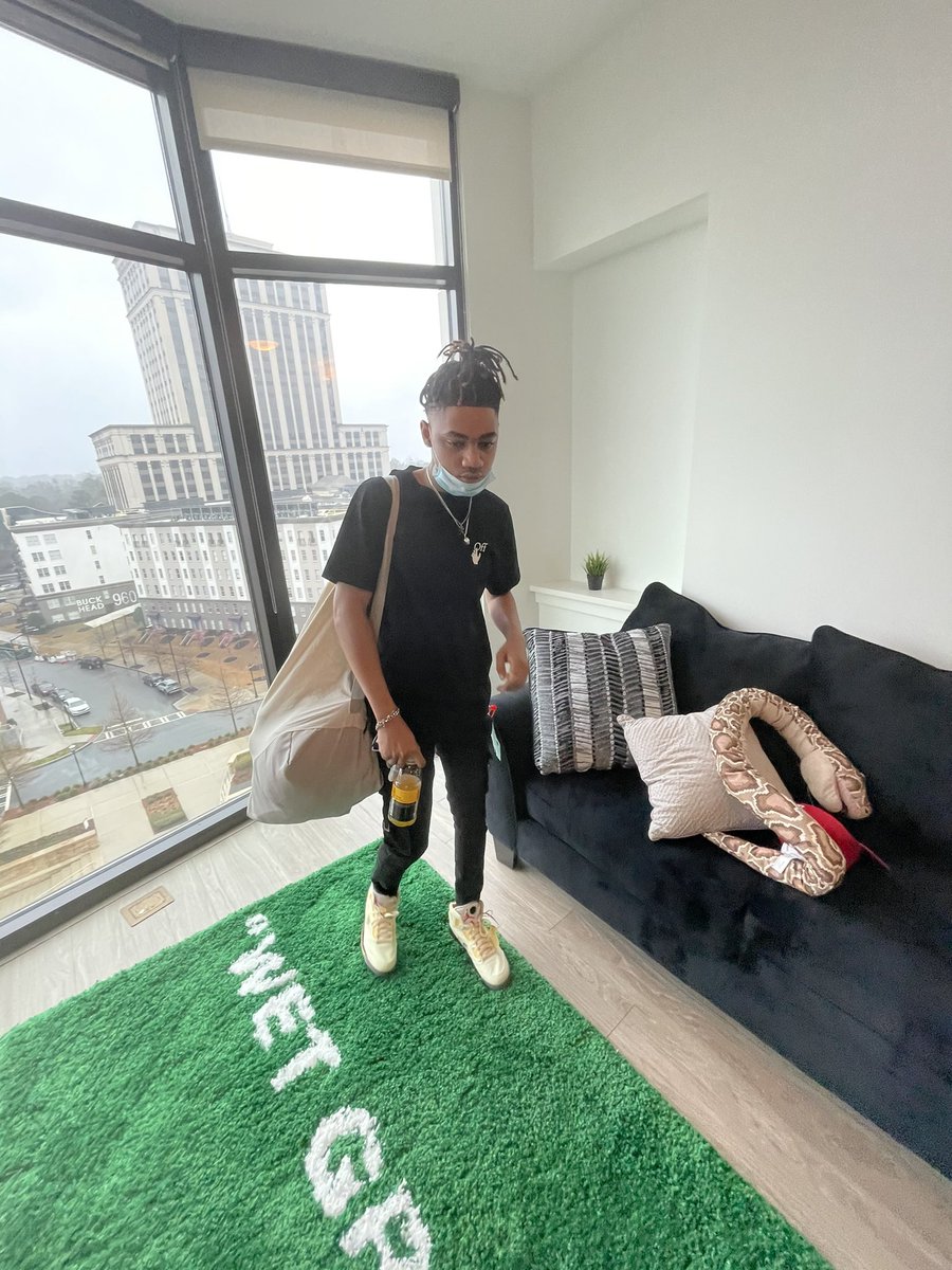 Devislit's tweet image. I get fly as hell I think my closet need an airport 🛫....✈️. #TAPECOMINGSOON