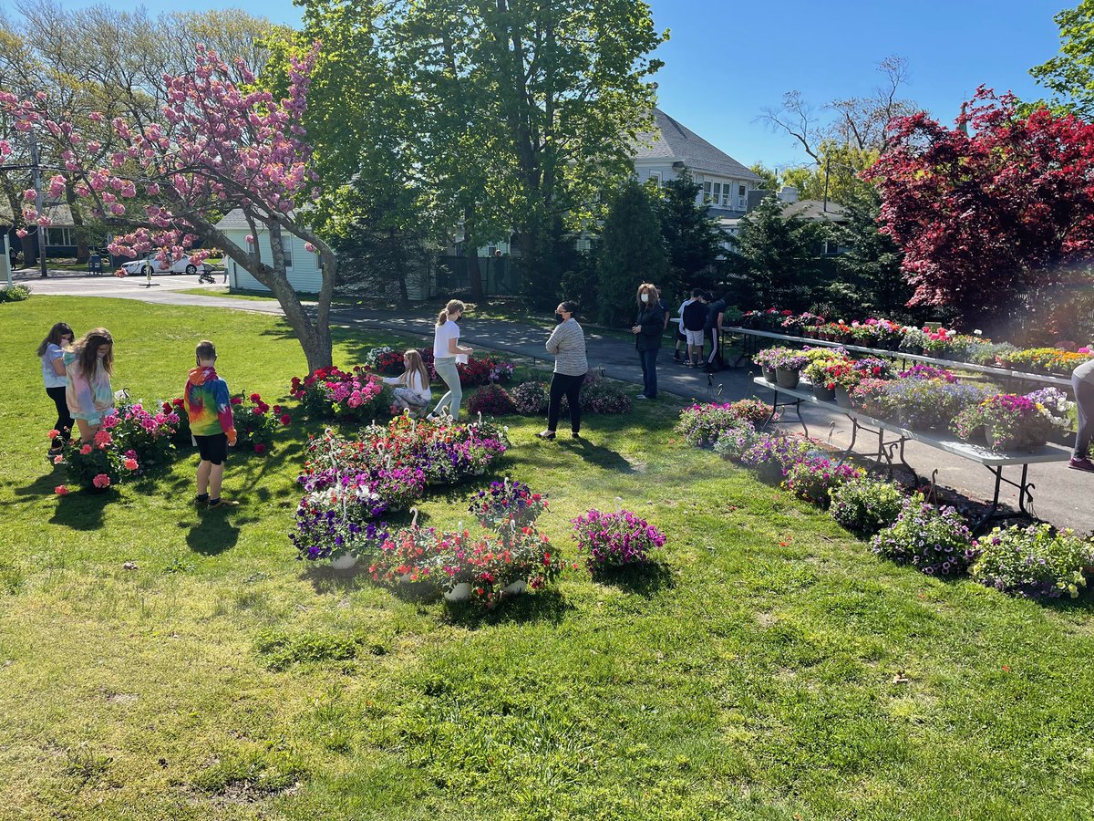 BluePointPTA's tweet photo. A big thank you to @BayportFlower for supporting @BPESchool annual plant sale! It was a huge hit! #shoplocal #supportyourpta #bbp #thisisbbp #bbpcommunity
📸: @MrsRyanGarvey https://t.co/XyToh42Urf