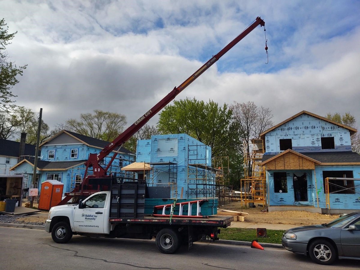 HabitatKent's tweet photo. We're flying high this #Friyay! Shoutout to the Crane Guy for helping get roofs on the new Plett homes!
#community #PlettProgress #HabitatKentHomes #affordablehousing https://t.co/NJ1h4wE96n