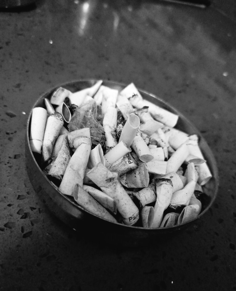 Küllüğe izmaritler sığmıyor diyorum.

Halâ "Nasılsın" diye soruyor... 🌙