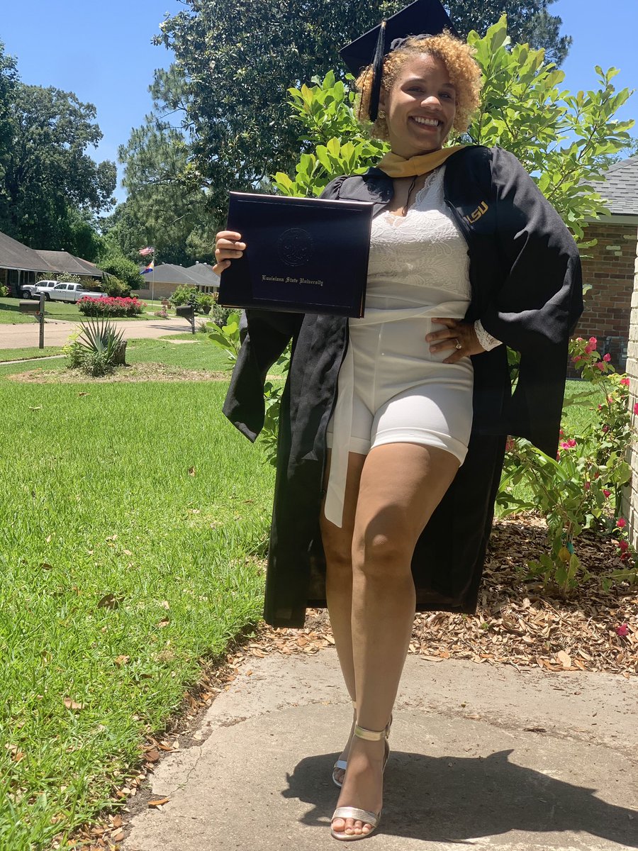 NatashaMLee's tweet image. I went to go pick up my MSW today! 
🎉  🎓