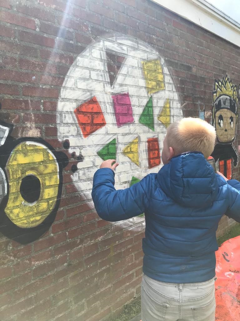 Kinderen in de wijk Selwerd mochten vandaag aan de slag met graffiti! oogtv.nl/2021/05/graffi…