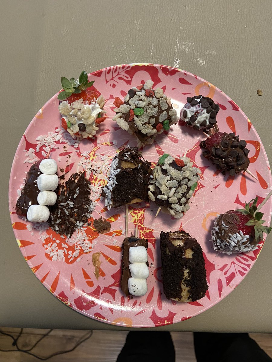 FIecoleCentral's tweet photo. On Fridays, 6/7M has an authentic French experienceβ¦βCuisiner avec Mmeβ. Last week we made omelettes and this week we made fruit sushi. DΓ©licieux!!! π #dsbnedweek https://t.co/Czd2nIh0UG