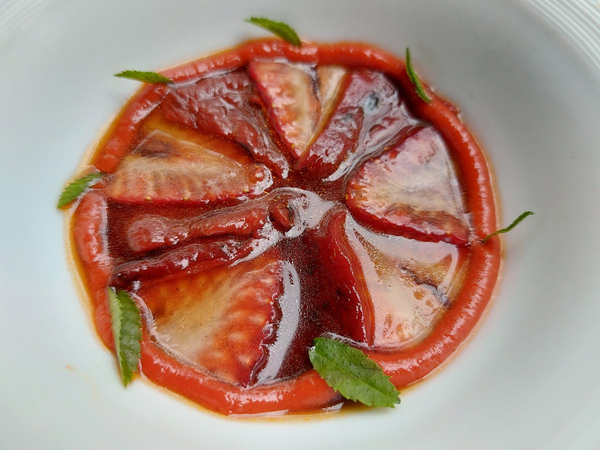 Platos nuevos de #FranAgudo y #JaumeMarambio en <a href="/mont_bar/">Mont Bar</a> Espárrago en hojaldre y bearnesa.Múrgulas a la crema y polvo de foie-gras(nivel 10!) .Sablé de fresones y piquillo.
Creaciones de Alta Cocina con sabor en la neotaberna de Iván Castro.