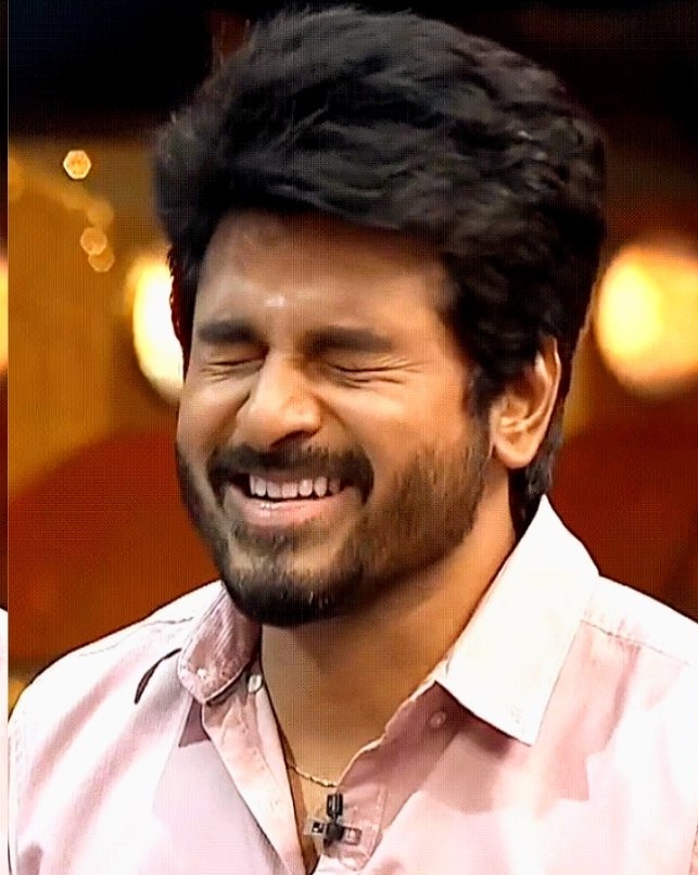 These expressions OMG Tell me yaaarr how can your girl fans to control their heart   @Siva_Kartikeyan that's not fair naa 