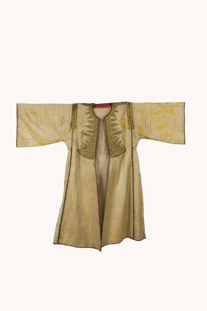 Le caftan de TétouanCaftan court et ample souvent porté par dessus un gilet ( 𝑠𝑎𝑑𝑟𝑖𝑎 )Il est tissé sur du velours, du brocart ou de la soie. Brodé au fil d'or, il dispose d'un élément décoratif distinctif au niveau du plastron appelé "Khanjar" (poignard)