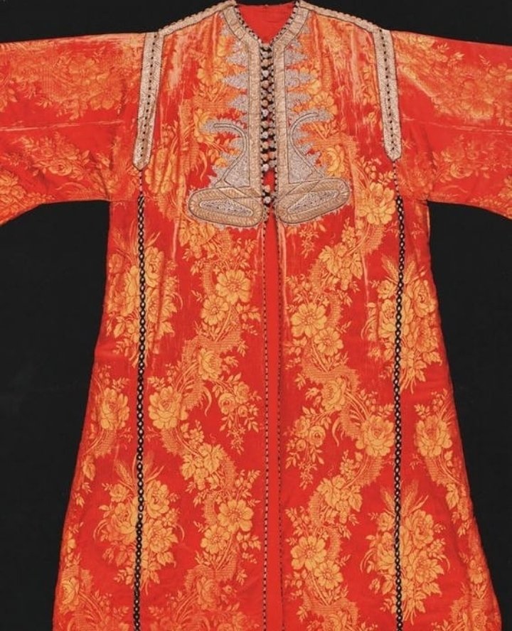 Le caftan de TétouanCaftan court et ample souvent porté par dessus un gilet ( 𝑠𝑎𝑑𝑟𝑖𝑎 )Il est tissé sur du velours, du brocart ou de la soie. Brodé au fil d'or, il dispose d'un élément décoratif distinctif au niveau du plastron appelé "Khanjar" (poignard)