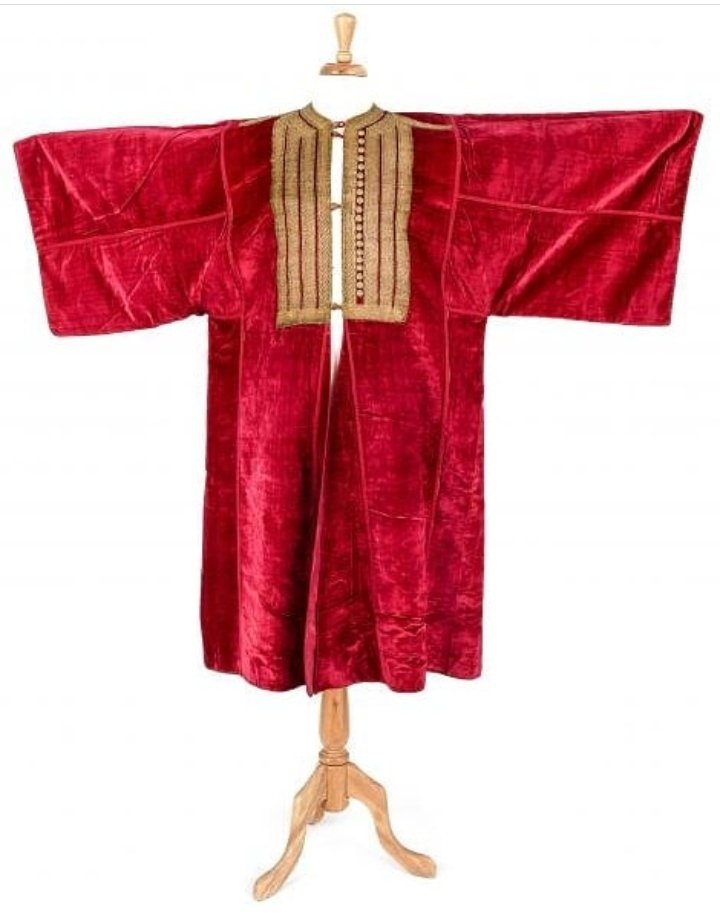 Le caftan de RabatCaftan de velours grenat brodé et garni de galons au fil d'or.Porté souvent sans ceinture, ce caftan est accompagné de la fameuse Touqida (coiffe en forme conique).