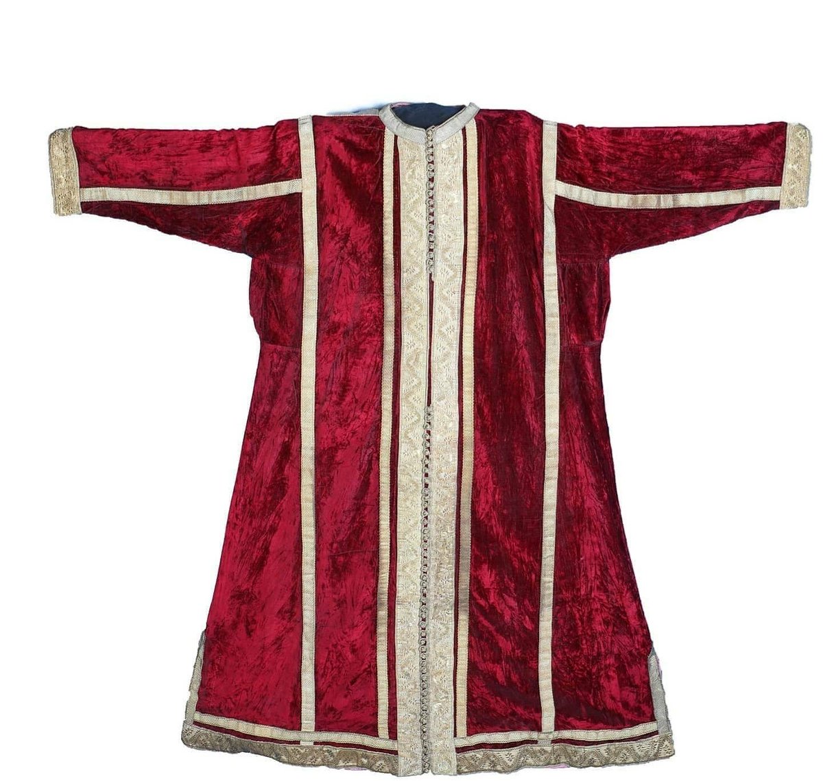Le caftan de RabatCaftan de velours grenat brodé et garni de galons au fil d'or.Porté souvent sans ceinture, ce caftan est accompagné de la fameuse Touqida (coiffe en forme conique).
