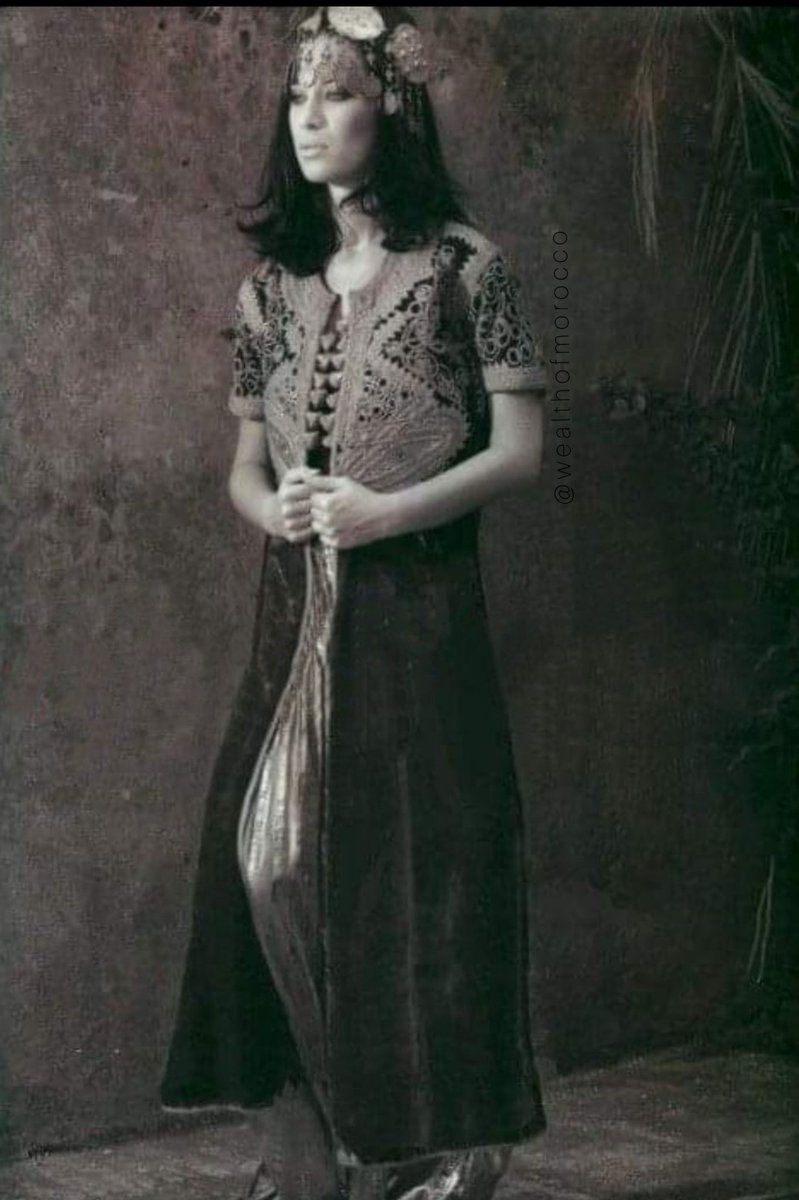 Le caftan d'OujdaCaftan aux manches courtes en velours de soie brodé en soutaches, galons et fils d'or. Il comporte deux motifs ovoïdes de part et d'autre. Il était spécialement porté lors de cérémonie de mariage