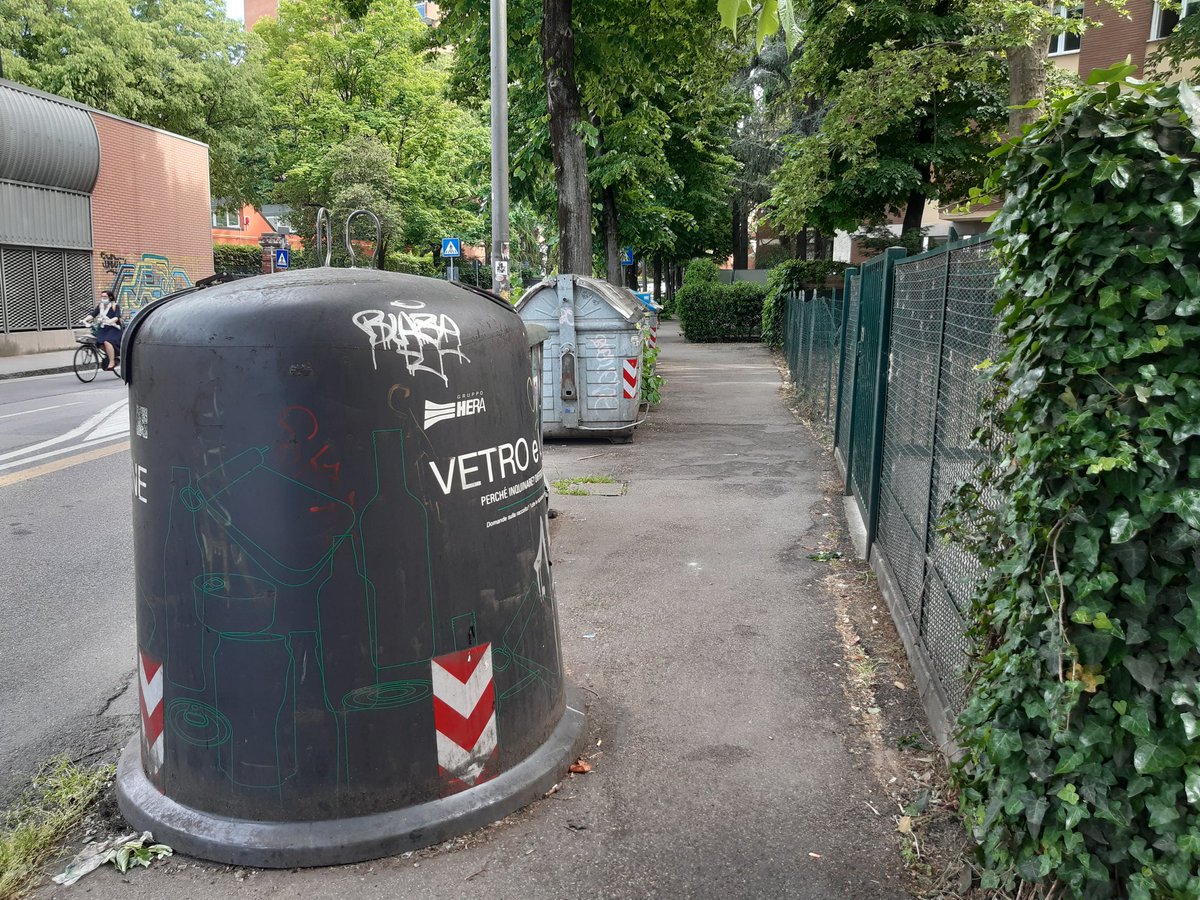 4/ The most plausible outcome is that those charging infrastructure will end up mostly on sidewalks, a space already contended by the multiple needs of city life: trees, streetlights, parking meters, bollards, trash bins, bike lanes, traffic cameras etc.